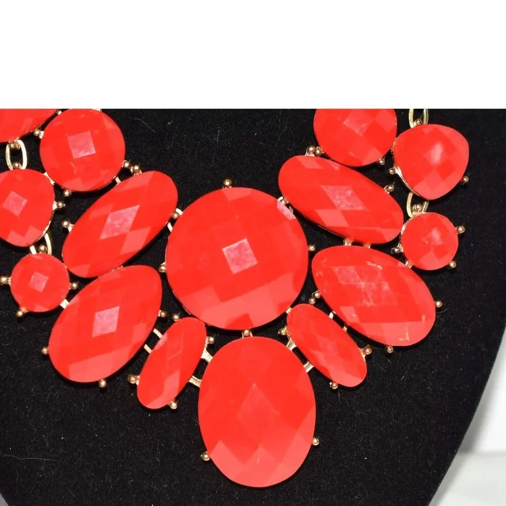 Vintage Thrilling Lipstick Red Faceted Lucite Chunky Gold Tone Link 20